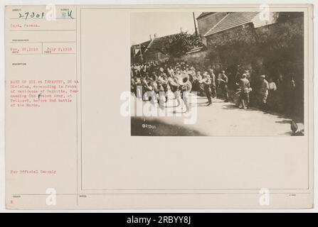 Ein Titel für dieses Bild könnte sein: "Hauptmann Parson von der 101. Infanterie, 26. Division, leitet seine Band in einem Serenade vor der Residenz von Degautte, kommandiert die 6. Französische Armee in Trilport, vor der Schlacht an der Marne 2. Foto aufgenommen am 26. November 1918. Stockfoto