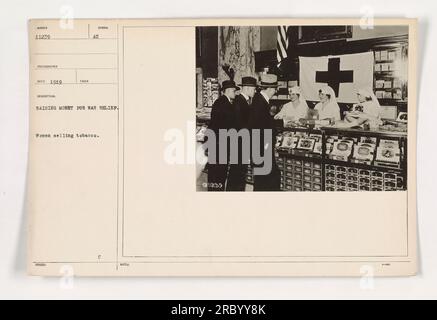 Frauen, die Tabak verkaufen, um Geld für die Kriegshilfe im Ersten Weltkrieg zu sammeln. Dieses Foto mit dem Titel 111-SC-11239 wurde 1919 aufgenommen und zeigt die entschlossenen Bemühungen amerikanischer Zivilisten, den Krieg durch verschiedene Spendenaktionen zu unterstützen. Man kann sehen, wie die Frauen aktiv am Tabakverkauf teilnehmen, was ihr Engagement für die Unterstützung der Truppen und die Kriegshilfe symbolisiert. Stockfoto