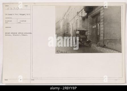 Lieutenant Downs und Gefreiter Winger vom Signalkorps posieren für ein Foto vor dem Chefchirurgen-Bürogebäude in Nevers, Frankreich. Datum: 12. März 1919. Dieses Foto wurde am 10. Januar 1919 herausgegeben und hat die offizielle Nummer 111-SC-42717. Stockfoto