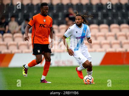 Jairo Riedewald (rechts) im Crystal Palace und Nicke Kabamba von Barnet kämpfen bei einem freundlichen Spiel im Hive Stadium in London um den Ball. Bilddatum: Dienstag, 11. Juli 2023. Stockfoto