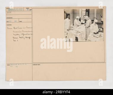 Bild: Amerikanisches rotes Kreuz in Frankreich - amerikanische Ambulanz, Neuilly - amerikanische Militärklinik Nummer 1 Ambulanz. Beschreibung: Das Foto zeigt einen amerikanischen Krankenwagen vom amerikanischen Roten Kreuz in Frankreich. Der Krankenwagen befindet sich in Neuilly, Frankreich und ist Teil des amerikanischen Militärkrankenhauses Nr. 1. Datum: Dezember 1917. Anmerkungen: Das Foto wurde von einem Fotografen vom amerikanischen Roten Kreuz aufgenommen und an den C. P. I. freigegeben (Fotodrucke der zentralen Presse) im Dezember 1917. Stockfoto