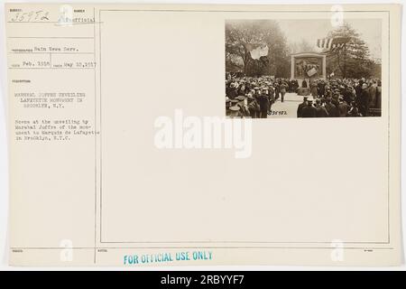 Marshal Joffre enthüllt am 10. Mai 1917 das Lafayette Monument in Brooklyn, New York. Das Denkmal war dem Marquis de Lafayette gewidmet. Dieses Foto wurde vom Bain News Service aufgenommen und ist Teil der Sammlung „Fotos von amerikanischen Militäraktivitäten während des Ersten Weltkriegs“. Stockfoto