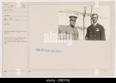 "Dänischer Prinz, Axel von Dänemark, besucht Kelly Field im Ersten Weltkrieg. Er ist hier mit Colonel W.E. abgebildet Gilmore, der befehlshabende Offizier von Kelly Field in San Antonio, Texas. Dieses Foto wurde im Dezember 1918 aufgenommen." Stockfoto