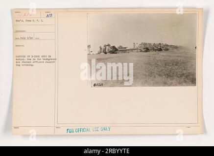 Eine Batterie mit 3-Zoll-Gewehren in Aktion, mit Studentenoffizieren im Hintergrund, die trainiert werden. Dieses Foto wurde am 2. Juli 1918 aufgenommen und trägt die Nummer 111-SC-11218. Es wurde vom C.P.I.-Fotografen herausgegeben und hat die Anmerkung "RECO Juli 2/18". Beachten Sie, dass dieses Bild mit „NUR ZUR OFFIZIELLEN VERWENDUNG“ gekennzeichnet ist (von Fotos amerikanischer Militäraktivitäten während des Ersten Weltkriegs). Stockfoto