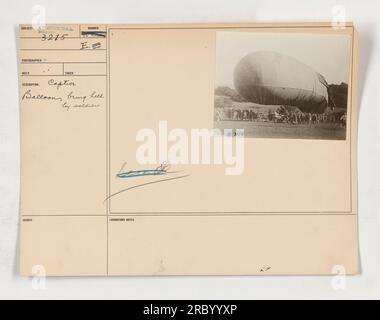 Soldaten, die während des Ersten Weltkriegs einen Ballon in Gefangenschaft hielten. Der Ballon war ein gängiges Instrument zur Aufklärung in der Luftfahrt. Auf diesem Foto mit der Nummer 111-SC-3215 sind die Soldaten zu sehen, die den Ballon sichern. Stockfoto