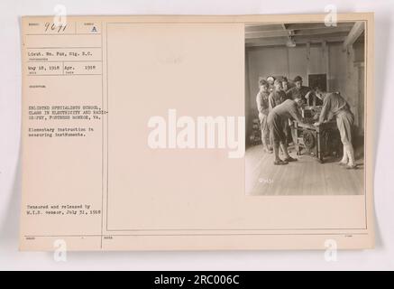 Engagierte Spezialisten, die einen Kurs in Elektrizität und Radiographie an der Enlisted Specialists School in Festung Monroe, Virginia, besuchen. Das Foto zeigt Leutnant WN. Fuchs der Großen. R.C. unterrichtet die Klasse am 18. Mai 1918. Das Bild wurde zensiert und am 31. Juli 1918 vom M.I.B.-Zensor veröffentlicht. Stockfoto