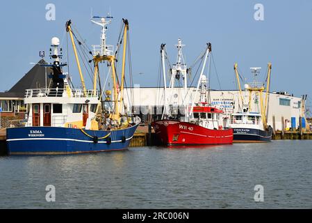 Den Oever, Niederlande. 9. Juli 2023. Den Oever Hafen mit den Fischerbooten und dem Leuchtturm. Hochwertiges Foto Stockfoto