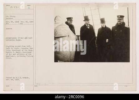 LT. Craig hat am 26. Dezember 1918 ein Bild aufgenommen, das die Rezension der Siegesflotte von Marineminister Josephus Daniels, Kriegsminister Newton D. Baker und Offizieren der Mayflower zeigt. Das Foto wurde am 28. Dezember 1918 vom M.I.D.-Zensor genehmigt. Stockfoto