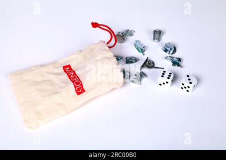 Monopoly spielt Stücke und Würfel Stockfoto