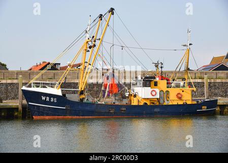 Den Oever, Niederlande. 9. Juli 2023. Den Oever Hafen mit den Fischerbooten und dem Leuchtturm. Hochwertiges Foto Stockfoto