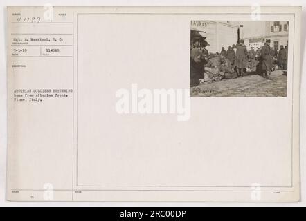 "Sergeant A. Mossioni, S.C., fängt am 1. März 1919 einen Moment ein, als österreichische Soldaten von der albanischen Front nach Fiume, Italien, zurückkehren. Das Foto zeigt die Soldaten auf dem Heimweg und zeigt die Auswirkungen des Ersten Weltkriegs auf das Leben des Militärpersonals.“ Stockfoto