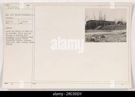 Sgt. 1cl. Morris Fineberg hat dieses Foto auf 3-12-19 in Stenay, Mause, Frankreich, aufgenommen. Die Abbildung zeigt eine Schale mit ca. 200 Schalen, die aufgelöst werden können. Diese Hütte dient dazu, zu verhindern, dass Mantelfragmente Schäden an nahe gelegenen Gebäuden verursachen. Es gehört zum Pield-Munitionsbüro unter dem Ordnance Department der 1. Armee. (Bildunterschrift: Sgt. 1cl. Morris Fineberg hat ein Foto von einer Hütte mit etwa 200 Granaten aufgenommen, die auf die Detonation in Stenay, Mause, Frankreich warten, am 3-12-19. Die Hütte schützt umliegende Gebäude vor möglichen Schäden durch Mantelfragmente. Stockfoto