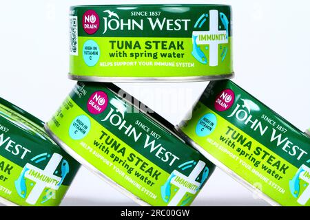 Dosen John West Tuna Steak mit Quellwasser Stockfoto