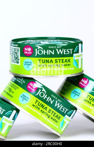 Dosen John West Tuna Steak mit Quellwasser Stockfoto