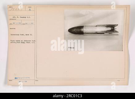 Das Bild zeigt eine Brandbombe, Mark II, im Büro des Ordnance Department im Ford Building, Washington D.C. Das Foto wurde am 11. Mai 1918 von W. Tauskey für Subjekt 0009 aufgenommen. Sie ging am 16. Mai 1918 ein. Die Beschriftung zeigt an, dass das Bild nicht für die Veröffentlichung vorgesehen ist. Stockfoto