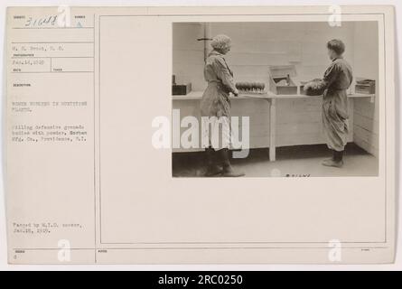 Eine Gruppe von Arbeiterinnen, die bei der Borham Manufacturing Co. In Providence, RI, Granatenkörper mit Pulver füllen. Dieses Foto wurde von MS aufgenommen Groat am 14. Januar 1919, und am 15. Januar 1919 am M.I.D.-Zensor vorbei. Stockfoto