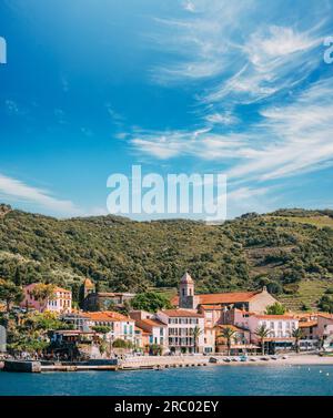 Collioure, Frankreich. Collioure, Hügeliges Stadtbild Am Tag Des Sonnigen Frühlings Stockfoto