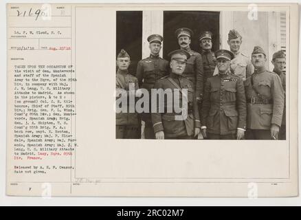 Lieutenant P. W. Cloud vom Signalkorps hat dieses Foto am 23. August 1918 gemacht. Das Bild zeigt General Monteverde und seine Mitarbeiter der spanischen Armee, die das Hauptquartier der 89. Division besuchen. Ebenfalls auf dem Bild sind Colonel Bourne, Stabschef der 89. Division, Brigadegeneral F. L. Winn, Kommandant der 89. Division, und Brigadegeneral J. A. Shipton, Kommandant der 55. Brigade. Auch die Kapitäne E. Houton und die Majors P. Elisdale, Forando und J. W. lang, das US-Militär Attache nach Madrid, sind abgebildet. Der Hauptsitz befindet sich in Frankreich. Stockfoto