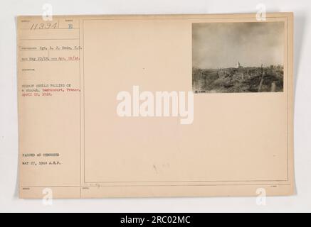 Deutsche Artilleriewaffen regnen auf eine Kirche in Rambucourt, Frankreich, am 20. April 1918. Das Foto wurde von Sergeant L. J. Rode aufgenommen und am 27. Mai 1918 zensiert. Das Bild zeigt die verheerenden Auswirkungen des Krieges auf die zivile Infrastruktur. Stockfoto