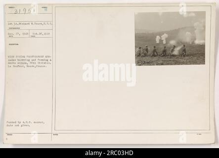 1. Leutnant Richard W. Sears hat am 26. Oktober 1918 ein Foto aufgenommen, auf dem Phosphorgranaten platzten und eine Rauchwand entwarfen. Dieses Bild befindet sich in Le Neufour, Mause, Frankreich, und zeigt Aktivitäten der 80. Division während des Ersten Weltkriegs. Das Foto wurde vom A.E.P. Zensor ohne ein bestimmtes Datum übergeben. Stockfoto