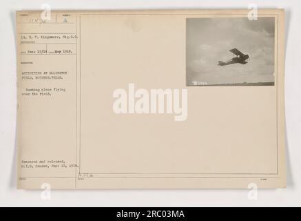 Ein Bombenflugzeug fliegt über Ellington Field in Houston, Texas. Das Foto wurde von Lieutenant H. P. Kinganore gemacht, Sig. R. C. am 1918. Mai. Das Bild wurde zensiert und am 12. Juni 1918 vom M.I.B.-Zensor veröffentlicht. Es ist Teil einer Sammlung von Fotografien, die amerikanische Militäraktivitäten während des Ersten Weltkriegs dokumentieren. Stockfoto