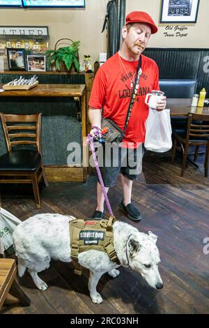 Griffin Georgia, Corner Cafe Restaurant im Inneren, Service Hund, Restaurant Restaurants, Dining Dining Essen außerhalb, zwanglose Cafe Cafes, Bistro Bistros Essen, Business Stockfoto