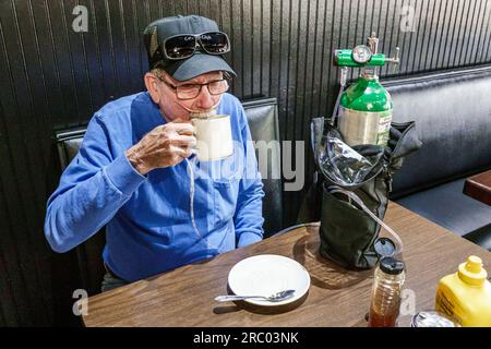 Griffin Georgia, Corner Cafe Restaurant drinnen, Seniorenessen, tragbarer Sauerstofftank, Restaurant Restaurants, Dining Dining auswärts, zwanglose Cafe Cafes, B Stockfoto