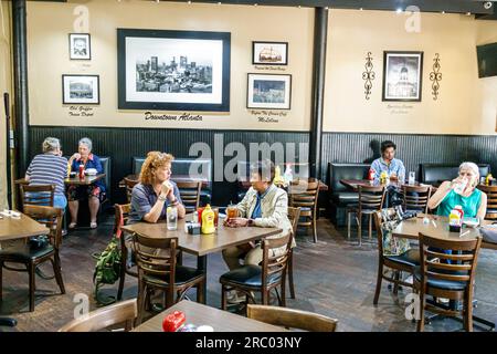 Griffin Georgia, Corner Cafe Restaurant innen, Black African American Woman Dining, Restaurant Restaurants, Dining Dining außerhalb, zwanglose Cafe Cafes, bist Stockfoto