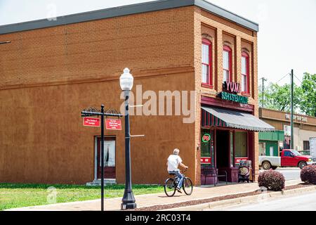 Hampton Georgia, kleine Stadt, historische Innenstadt restauriert, Geschäftsviertel, Mann Fahrrad fahren Stockfoto