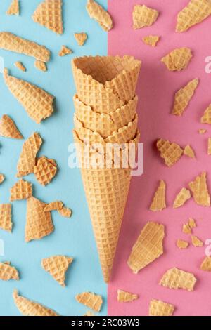 Eiswaffel auf pinkfarbenem und blauem Hintergrund Stockfoto