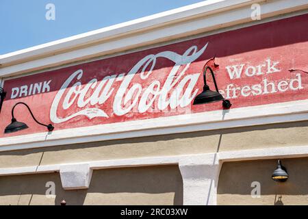 Hampton Georgia, kleine Stadt historische Innenstadt restauriert, Geschäftsviertel, verblasstes Getränk Coca-Cola Wandschild Americana Stockfoto