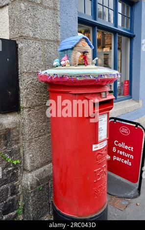 Suzan Vagoose – dekoriertes Säulenkästchen außerhalb des Postamts Moretonhampstead, Devon, England, Großbritannien Stockfoto