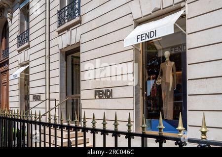 Außenansicht eines Fendi-Geschäfts im Champs-Elysees-Viertel von Paris, Frankreich. Fendi ist eine italienische Marke, die sich auf Mode und Luxus spezialisiert hat Stockfoto