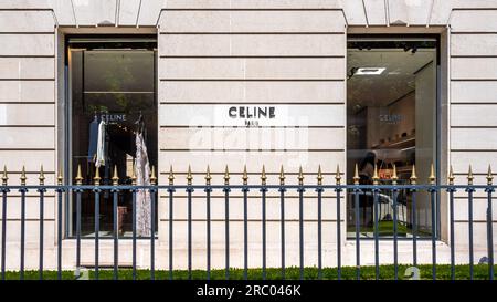 Außenansicht eines Celine-Geschäfts im Champs-Elysees-Viertel von Paris, Frankreich. Céline ist eine französische Bekleidungsmarke von LVMH Stockfoto