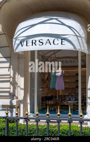 Außenansicht eines Versace-Geschäfts im Champs-Elysees-Viertel in Paris, Frankreich. Versace ist eine italienische Marke, die sich auf Mode und Luxus spezialisiert hat Stockfoto