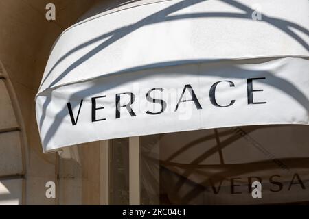 Markise eines Versace-Geschäfts im Viertel Champs-Elysees in Paris, Frankreich. Versace ist eine italienische Marke, die sich auf Mode und Luxus spezialisiert hat Stockfoto