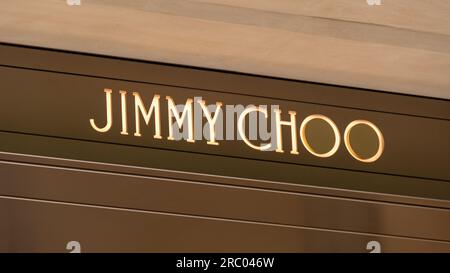 Schild für einen Jimmy Choo Laden im Champs-Elysees-Viertel von Paris, Frankreich. Jimmy Choo ist eine britische Marke, die sich auf Luxusschuhe spezialisiert hat Stockfoto