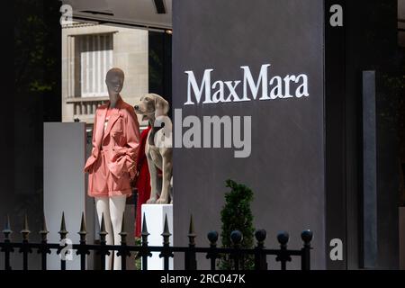 Außenansicht eines Max Mara-Geschäfts im Champs-Elysees-Viertel von Paris, Frankreich. Max Mara ist eine italienische Marke, die sich auf Mode spezialisiert hat Stockfoto