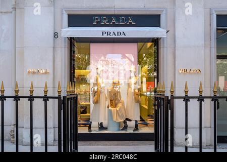 Außenansicht einer Prada-Boutique im Champs-Elysées-Viertel von Paris, Frankreich. Prada ist eine italienische Marke, die sich auf Mode und Luxus spezialisiert hat Stockfoto