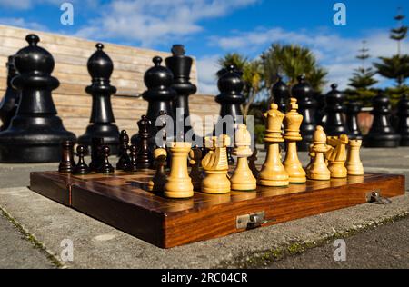 Schach auf einem großen Schachbereich im Freien. Stockfoto