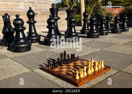 Schach auf einem großen Schachbereich im Freien. Stockfoto