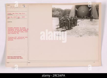 Studentenoffiziere der Coast Artillery School in der Festung Monroe, Virginia, werden während des Ersten Weltkriegs in Ballonbeobachtung und Artilleriefeuer gesehen. Die Abbildung zeigt das „Auffüllen“ des Ballons, wobei der Füllschlauch vom Verteiler zum Ballon verläuft. Das Foto wurde am 18. Mai 1918 aufgenommen und war nicht zur Veröffentlichung vorgesehen. Stockfoto