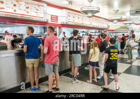 Atlanta Georgia, das Varsity Restaurant, Inneneinrichtung, Warteschlangen, Warteraum, Kundenbestellungen Stockfoto