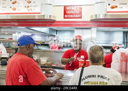 Atlanta Georgia, das Varsity Restaurant, Innenausstattung, schwarzafroamerikanischer Mann, Frau, die Schlange steht, Warteraum, Gäste bestellen Stockfoto