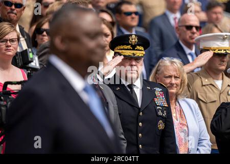 Washington, Vereinigte Staaten Von Amerika. 10. Juli 2023. Washington, Vereinigte Staaten von Amerika. 10. Juli 2023. USA Vorsitzender des Joint Chiefs General Mark Milley, Center, salutiert als Verteidigungsminister Lloyd J. Austin, Left, beobachtet die Zeremonie des Befehlshabers des Marine Corps General David H. Berger, als er das Kommando des Marine Corps nach seinem Ruhestand am 10. Juli 2023 in Washington, DC, abgibt Credit: PO1 Alexander Kubitza/DOD/Alamy Live News Stockfoto