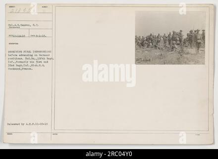 Soldaten des 2. Bataillons, 126. Regiment, Michigan Nationalgarde, erhalten letzte Anweisungen, bevor sie sich auf deutsche Positionen in Coutmont, Frankreich, begeben. Dieses Foto wurde am 1. August 1918 von Sergeant Charles H. Henson aufgenommen. Sie wurde am 22. November 1918 von den amerikanischen Expeditionstruppen freigelassen. Stockfoto