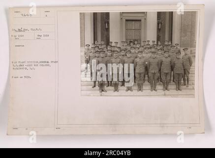 Das Bild zeigt Mitglieder der Abteilung für Kriegspläne, Generalstab, USA Army, am Army war College in Washington, D.C. Das Foto wurde von Lieutenant Fox, Sig.R.C. im Mai 1918 aufgenommen. Das Foto trägt die Bezeichnung 111-SC-9640 und wird auch als 3638 bezeichnet. Es zeigt Personen, die sich während einer Besprechung Notizen machen. Stockfoto