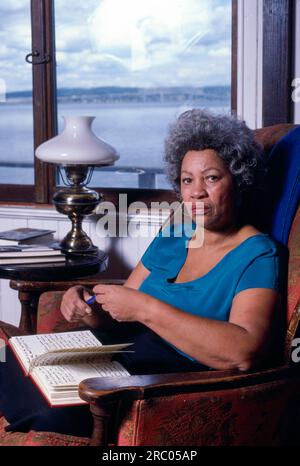 Toni Morrison, die mit dem Pulitzer- und Nobelpreis ausgezeichnete Autorin, wohnte 1980 in ihrem Wohnhaus im Bundesstaat New York. Foto von Bernard Gotfryd Stockfoto