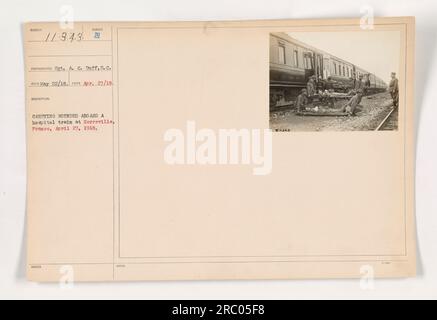 Sgt. A. C. Duff sah, wie er verwundete Soldaten an Bord eines Krankenhauszugs in Herreville, Frankreich, am 27. April 1918 transportierte. Das Foto wurde von Sergeant A. C. Duff aufgenommen und ist in der Serie mit -343 gekennzeichnet. Datierte Aufzeichnungen zeigen, dass sie am 22. Mai 1918 eingegangen ist, und die TAN-Nummer wird als 27. April 18 angegeben. Stockfoto