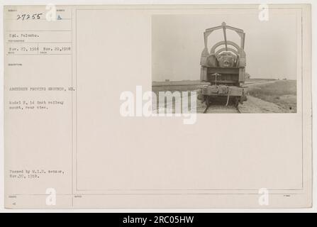 CPL. Palumbo steht am 27. November 1918 neben einer 14-Zoll-Eisenbahnhalterung des Modells E auf dem Aberdeen Proving Grounds, MD. Das Foto wurde von einem unbekannten Fotografen aufgenommen und zeigt die Rückansicht der Artillerie. Es wurde am 30. November 1918 vom MID-Zensor freigegeben. TR55 ist als Identifizierungscode gekennzeichnet. Stockfoto